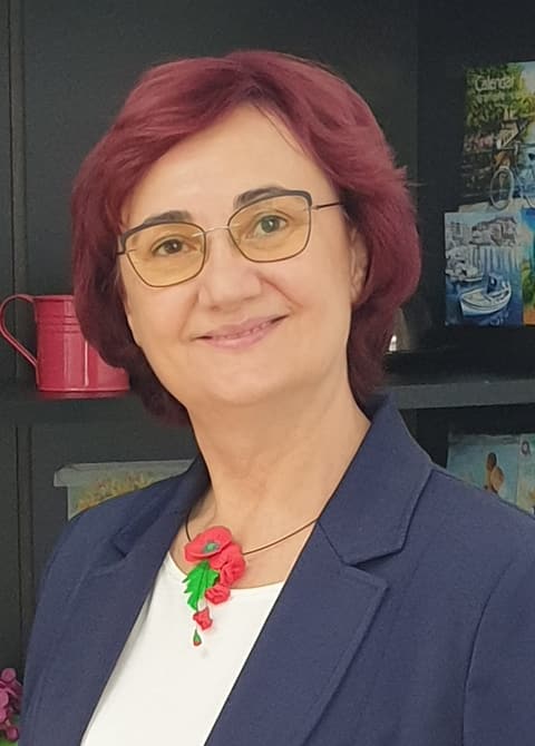 Daniela Rusev, zâmbind, în sacou bleumarin